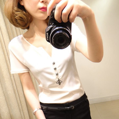 Μοντέρνα γυναικεία μπλούζα με ντεκολτέ σε σχήμα V και κουμπιά σε έξι χρώματα