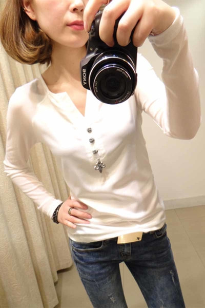 Μοντέρνα γυναικεία μπλούζα με ντεκολτέ σε σχήμα V και κουμπιά σε έξι χρώματα