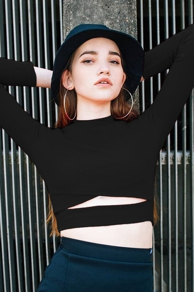 Κομψή γυναικεία μπλούζα σε μαύρο και μπλουζάκι πόλο