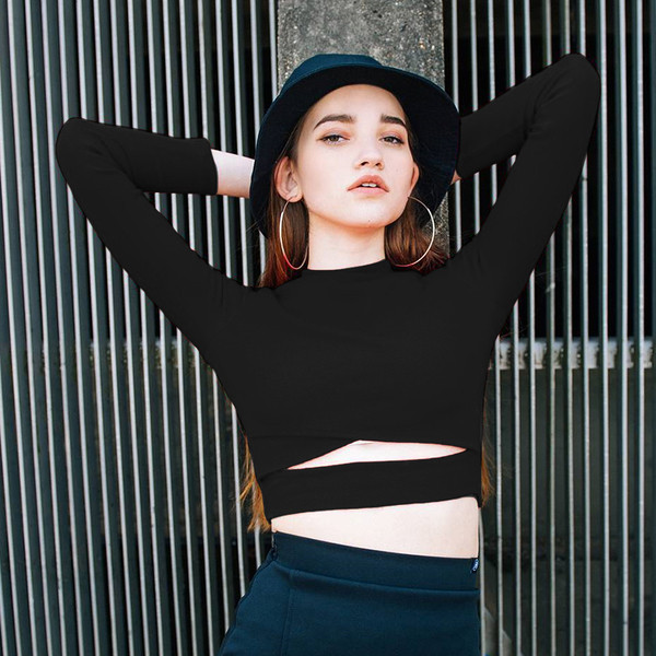 Κομψή γυναικεία μπλούζα σε μαύρο και μπλουζάκι πόλο