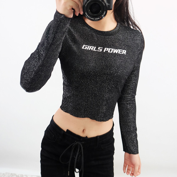 Συνδυάστε την κομψή γυναικεία μπλούζα με μαύρο χρώμα