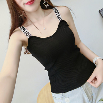 Καθαρό μοντέλο γυναικείο πουκάμισο με ενδιαφέρουσες συνδέσεις σε μαύρο και άσπρο