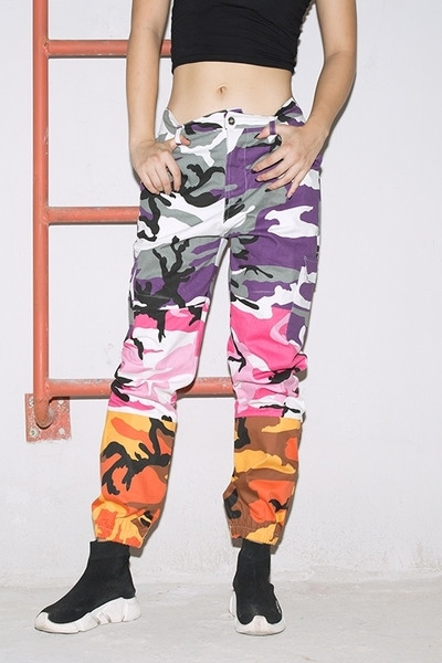 Широк шарен дамски панталон, подходящ за ежедневие