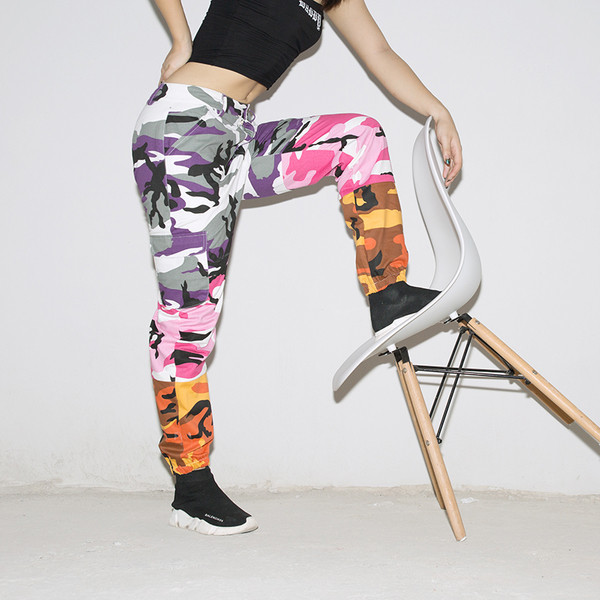 Широк шарен дамски панталон, подходящ за ежедневие