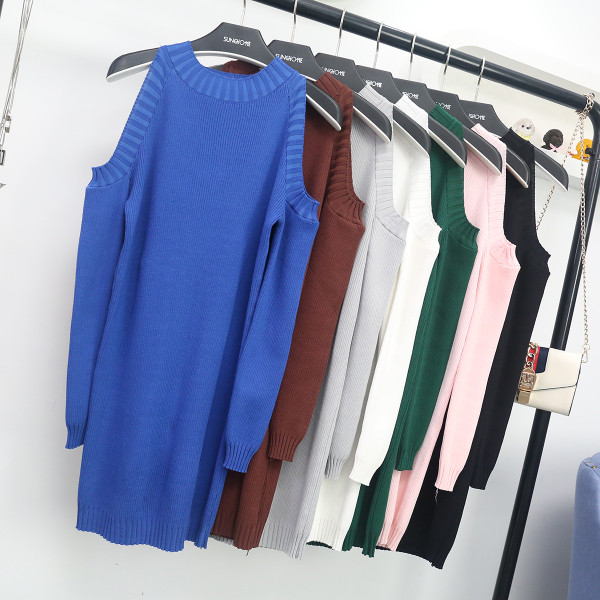 Μοντέρνο σπορ-κομψό σύντομο φόρεμα με ενδιαφέροντες ώμους σε μπερδεμένα χρώματα