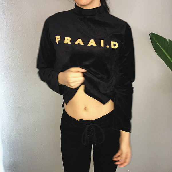 Φούστα γυναικείας φθινοπώρου-χειμώνα σε μαύρο χρώμα με επιγραφή και κολάρο για πόλο