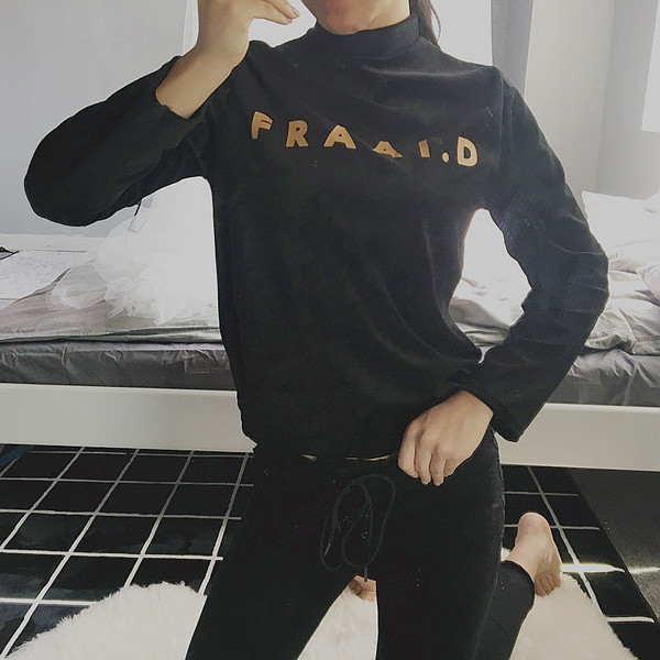 Φούστα γυναικείας φθινοπώρου-χειμώνα σε μαύρο χρώμα με επιγραφή και κολάρο για πόλο