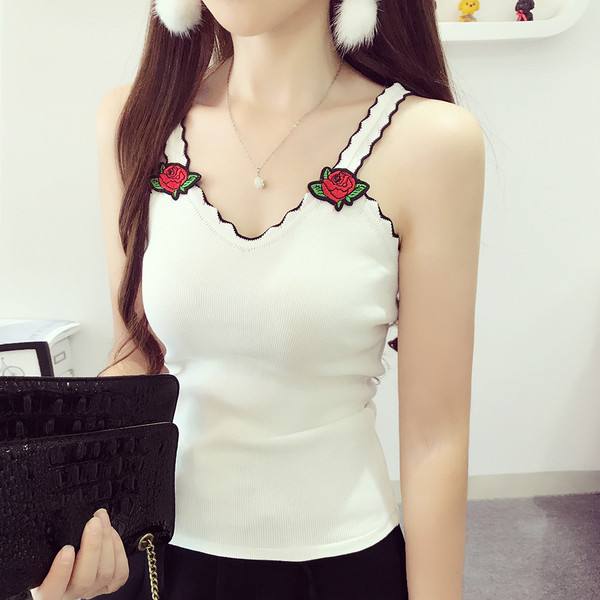 Κομψή και κομψή γυναικεία πουκάμισο με δύο εφαρμογές σε τρία χρώματα