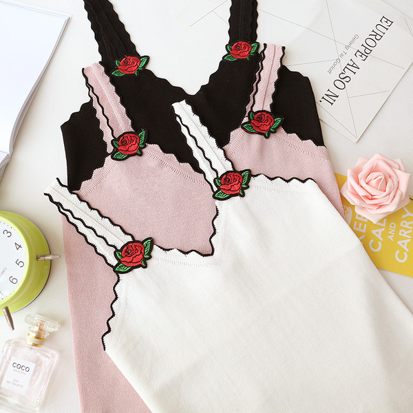 Κομψή και κομψή γυναικεία πουκάμισο με δύο εφαρμογές σε τρία χρώματα