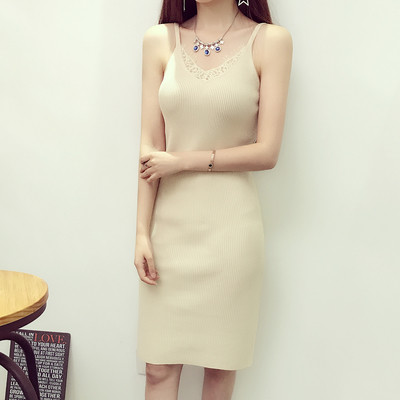 Κομψό, σπορ-κομψό φόρεμα με φωτεινή δαντέλα σε διαφορετικά χρώματα