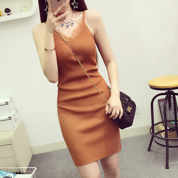 Κομψό, σπορ-κομψό φόρεμα με φωτεινή δαντέλα σε διαφορετικά χρώματα