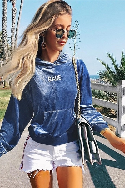 Αθλητική βελούδινη φούτερ των γυναικών με τσέπη και κουκούλα