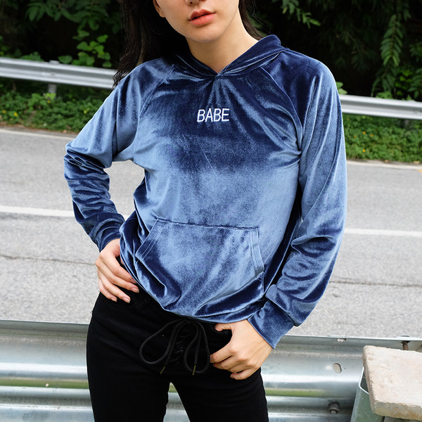 Αθλητική βελούδινη φούτερ των γυναικών με τσέπη και κουκούλα