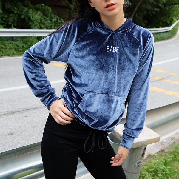 Αθλητική βελούδινη φούτερ των γυναικών με τσέπη και κουκούλα