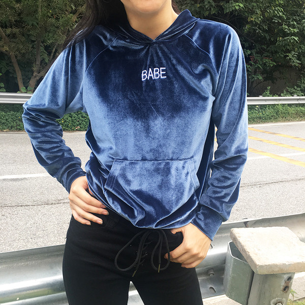 Αθλητική βελούδινη φούτερ των γυναικών με τσέπη και κουκούλα