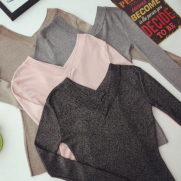 Μοντέρνα γυαλιστερή μπλούζα για κυρίες με ντεκολτέ σε σχήμα V σε τέσσερα χρώματα