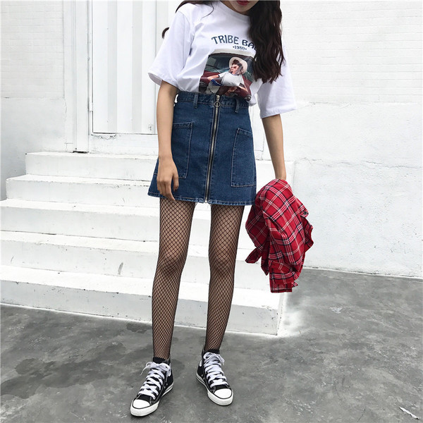 Μοντέρνα φούστα denim με μπροστινό διακοσμητικό φερμουάρ και βαθιές τσέπες σε ελαφρύ και σκούρο χρώμα