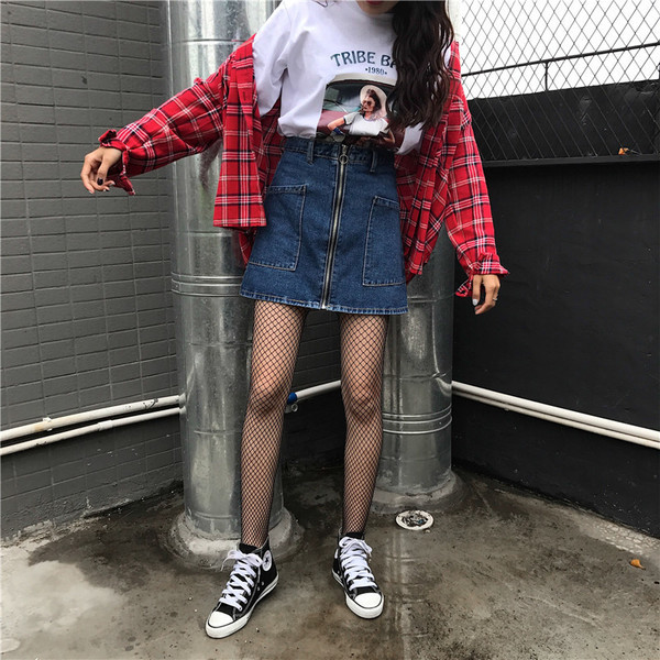 Μοντέρνα φούστα denim με μπροστινό διακοσμητικό φερμουάρ και βαθιές τσέπες σε ελαφρύ και σκούρο χρώμα