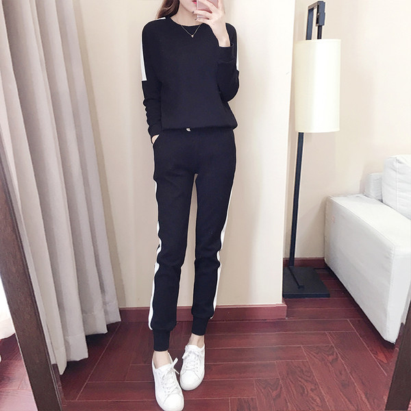 Γυναικεία αθλητικά σύνολα από δύο κομμάτια μπλούζα + παντελόνια