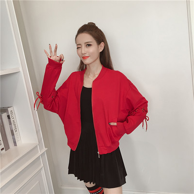 Αθλητικό πουλόβερ κυρίες με φερμουάρ, ενδιαφέρουσες συνδέσεις toe και μαύρο και κόκκινο χρώμα στο πίσω μέρος