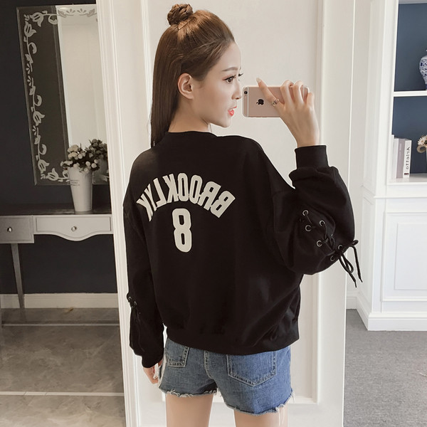 Αθλητικό πουλόβερ κυρίες με φερμουάρ, ενδιαφέρουσες συνδέσεις toe και μαύρο και κόκκινο χρώμα στο πίσω μέρος