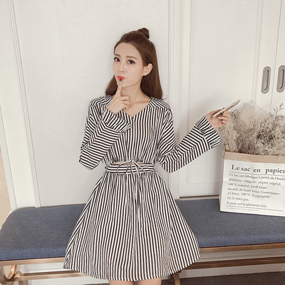 Ριγέ κυρίες φόρεμα σε δύο χρώματα