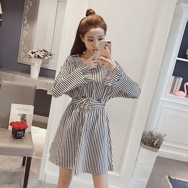 Ριγέ κυρίες φόρεμα σε δύο χρώματα