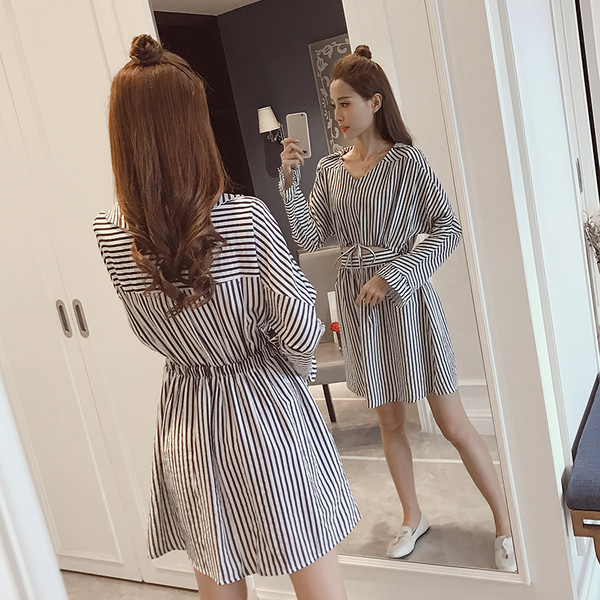 Ριγέ κυρίες φόρεμα σε δύο χρώματα