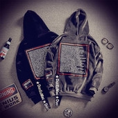 Πλούσιο πουλόβερ για άντρες σε δύο χρώματα με εφαρμογές και κουκούλα