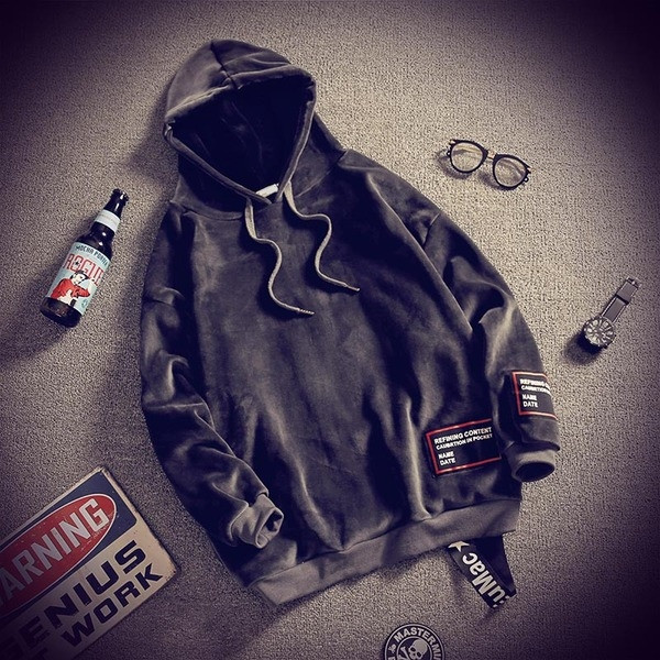 Πλούσιο πουλόβερ για άντρες σε δύο χρώματα με εφαρμογές και κουκούλα