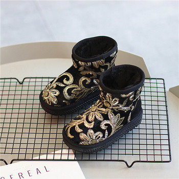 Μοντέρνες παιδικές ζεστές μπότες με διακοσμητικές πούλιες και ανθεκτική σόλα