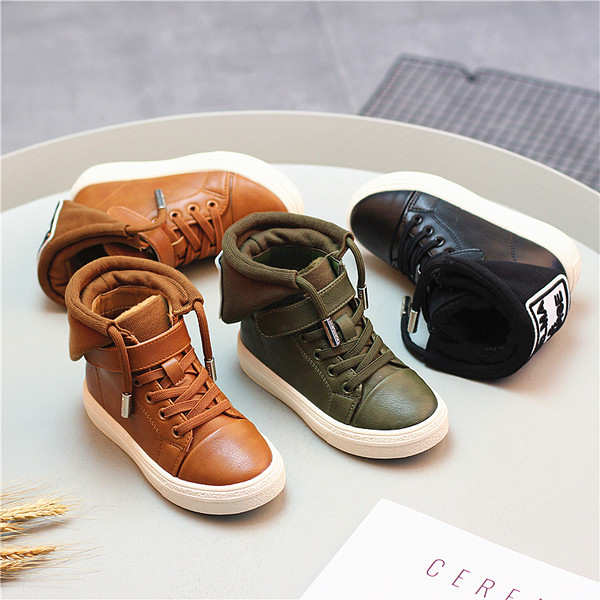 Αθλητικά πάνινα παπούτσια αθλητικών παιδιών με επιγραφή και εκτύπωση σε τρία χρώματα