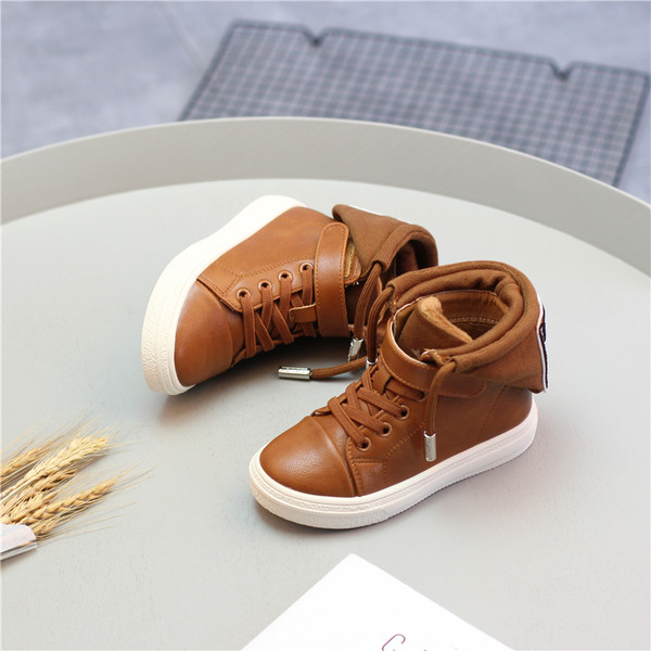 Αθλητικά πάνινα παπούτσια αθλητικών παιδιών με επιγραφή και εκτύπωση σε τρία χρώματα