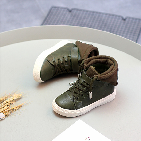 Αθλητικά πάνινα παπούτσια αθλητικών παιδιών με επιγραφή και εκτύπωση σε τρία χρώματα