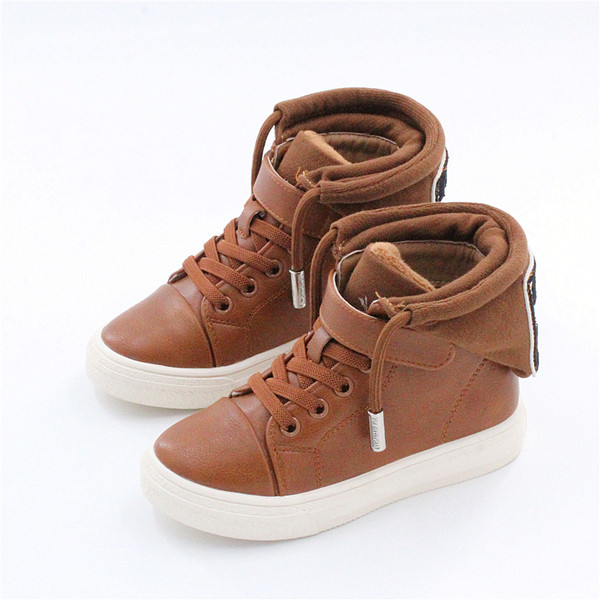 Αθλητικά πάνινα παπούτσια αθλητικών παιδιών με επιγραφή και εκτύπωση σε τρία χρώματα