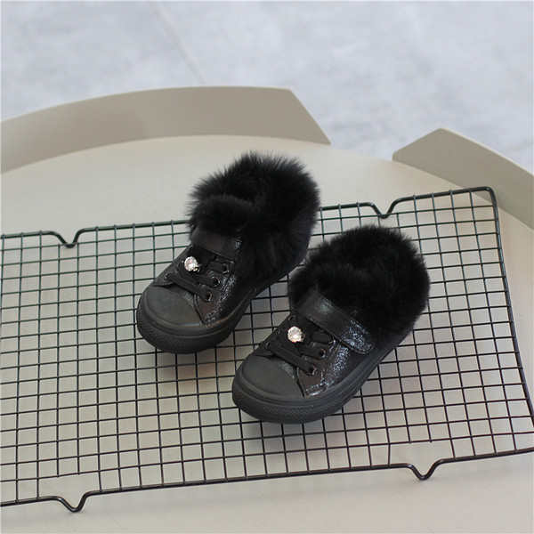 Λαμπερά αθλητικά πάνινα παπούτσια με μπαλώματα και διακοσμητικό μαργαριτάρι