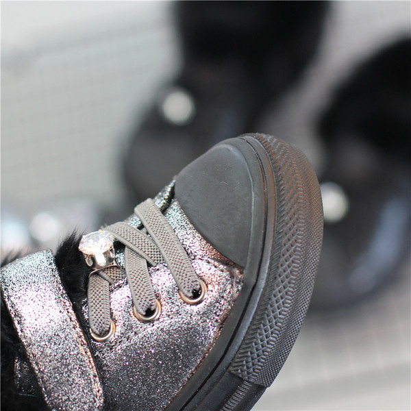 Λαμπερά αθλητικά πάνινα παπούτσια με μπαλώματα και διακοσμητικό μαργαριτάρι