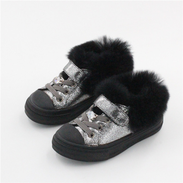 Λαμπερά αθλητικά πάνινα παπούτσια με μπαλώματα και διακοσμητικό μαργαριτάρι