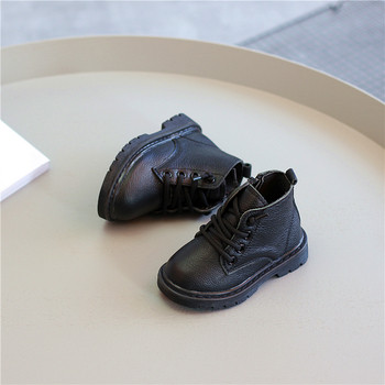 Αθλητικές κομψές απλές μπότες με ανθεκτική ασπρόμαυρη εξωτερική σόλα