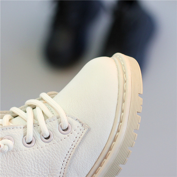 Αθλητικές κομψές απλές μπότες με ανθεκτική ασπρόμαυρη εξωτερική σόλα