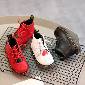 Περιστασιακές αναπνεύσιμες μπότες για κορίτσια με ανθεκτικά πέλματα και καρδιές σε κόκκινο, μαύρο και άσπρο