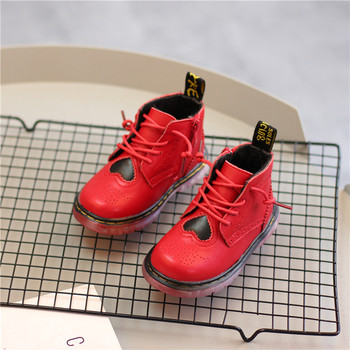 Περιστασιακές αναπνεύσιμες μπότες για κορίτσια με ανθεκτικά πέλματα και καρδιές σε κόκκινο, μαύρο και άσπρο