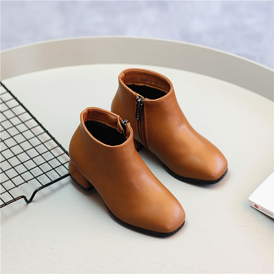 Σαφείς μπότες ημέρας για κορίτσια με χαμηλή ισχύ σε τέσσερα χρώματα