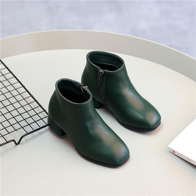 Σαφείς μπότες ημέρας για κορίτσια με χαμηλή ισχύ σε τέσσερα χρώματα