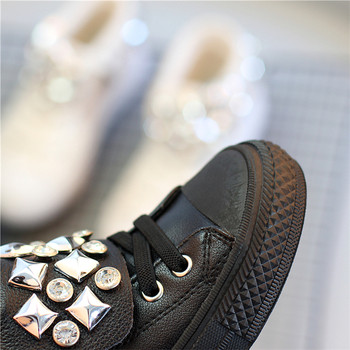 Κομψά casual αθλητικά παπούτσια για κορίτσια με διακοσμητικό πριτσίνι και μαύρες και άσπρες πέτρες