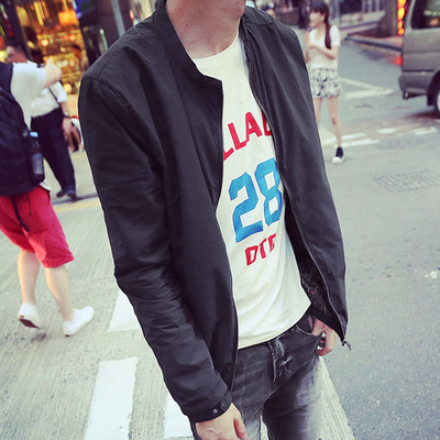 Αθλητικό κομψό φούτερ με φθινόπωρο σε ένα απλό μοντέλο