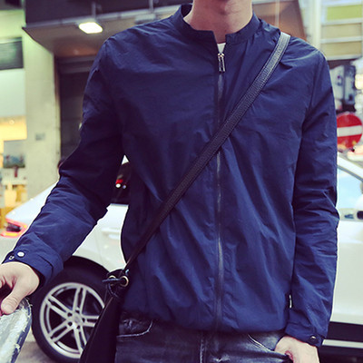 Αθλητικό κομψό φούτερ με φθινόπωρο σε ένα απλό μοντέλο