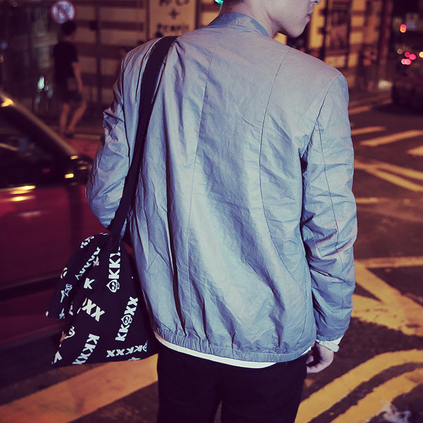 Αθλητικό κομψό φούτερ με φθινόπωρο σε ένα απλό μοντέλο