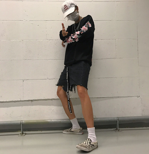 Καθημερινή μπλούζα σε ευρύ σχέδιο με floral μανίκι στοιχεία - Unisex