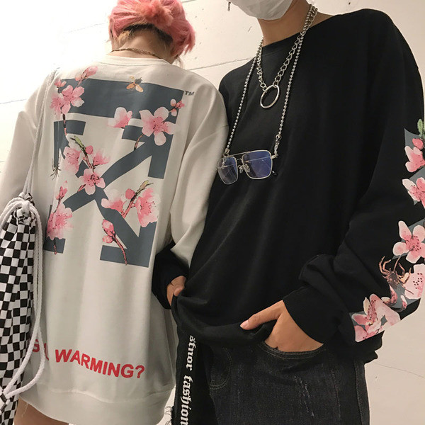 Καθημερινή μπλούζα σε ευρύ σχέδιο με floral μανίκι στοιχεία - Unisex